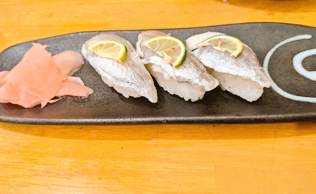 RT71878059's tweet photo. 初ぼうぜの握り、淡白ながら美味い！ https://t.co/Xy0nvFOzI7