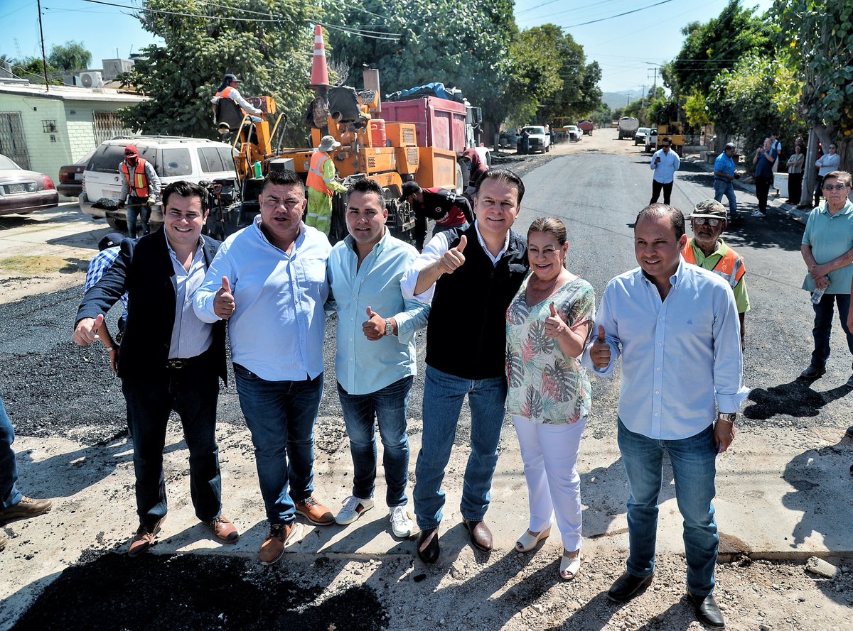 Reforzamos el operativo contra el dengue en Gómez Palacio. 🚨🦟
Estamos realizando fumigaciones y campañas de prevención para cuidar la salud de las familias y reducir los casos. Además, supervisamos la pavimentación de calles para mejorar la movilidad y facilitar el acceso a