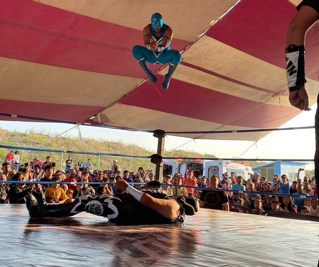 LaTijeraLucha's tweet photo. Más huesuda que Legado❗️
La lucha súper estelar dividió a la afición de la #NuevaCentralDeAbastosTecamac, donde dos bandos dieron todo por llevarse la victoria, pero fue mayor el “colmillo” de @laparktapia para dar el triunfo a #HijoDeLAPark, #LAParkJr y #BlackTerrorJr ante https://t.co/7yJtgtGaFJ