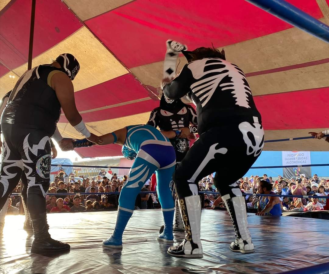 LaTijeraLucha's tweet photo. Más huesuda que Legado❗️
La lucha súper estelar dividió a la afición de la #NuevaCentralDeAbastosTecamac, donde dos bandos dieron todo por llevarse la victoria, pero fue mayor el “colmillo” de @laparktapia para dar el triunfo a #HijoDeLAPark, #LAParkJr y #BlackTerrorJr ante https://t.co/7yJtgtGaFJ