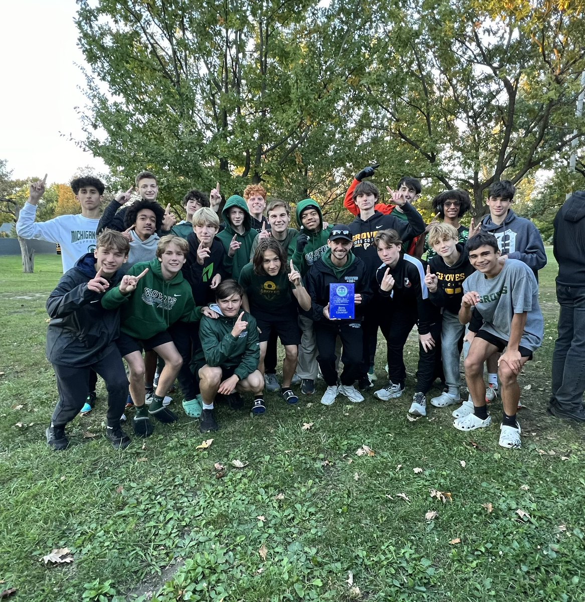mollygezony's tweet photo. Great Day for the Groves XC teams! Men took FIRST in the League and had 6 All League runners! Women took 3rd and had 3 All League runners! 💚🏃🏻🏃🏻♀️🥇🥉 #GoGroves @dpuishes16 @shermanbigfoot @dan_inloes @GrovesAthletics https://t.co/HuYs4DGGua