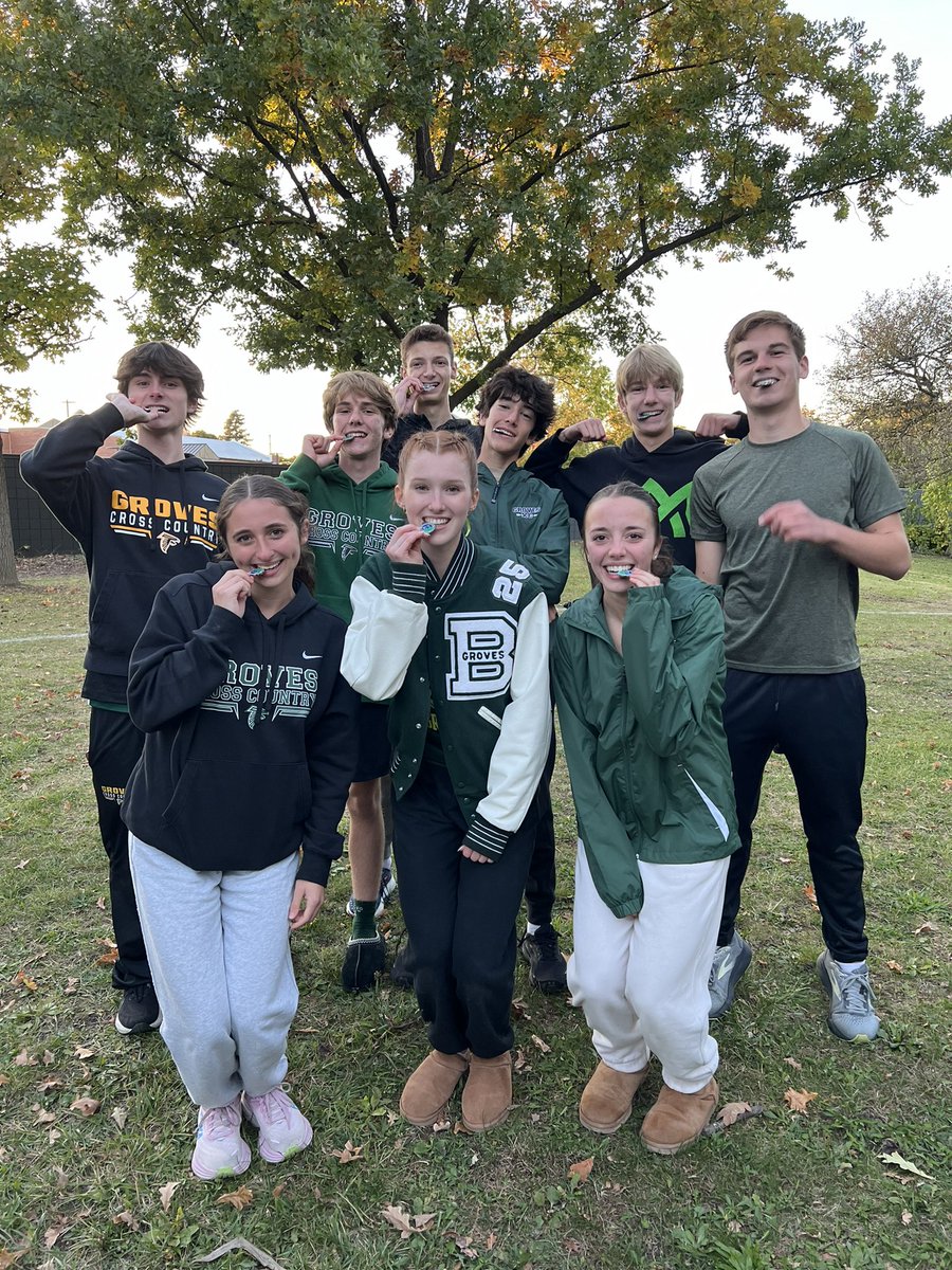mollygezony's tweet photo. Great Day for the Groves XC teams! Men took FIRST in the League and had 6 All League runners! Women took 3rd and had 3 All League runners! 💚🏃🏻🏃🏻♀️🥇🥉 #GoGroves @dpuishes16 @shermanbigfoot @dan_inloes @GrovesAthletics https://t.co/HuYs4DGGua