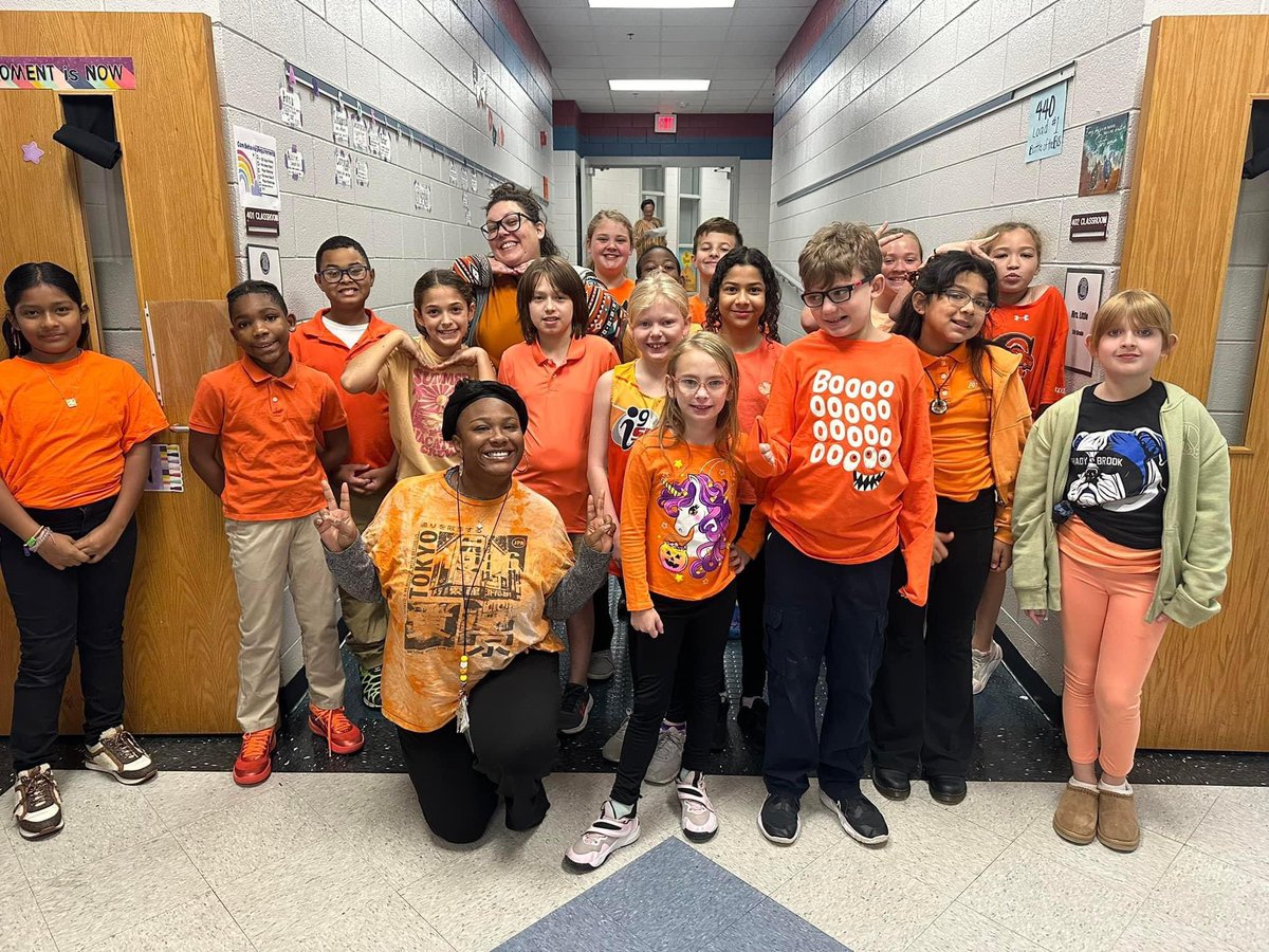 MrsSNicely's tweet photo. Celebrating #Unityday at @ShadyBrookElem today and everyday! #wearyourorange #bekind #nationalunityday #beshady #bulldogprideishardtohide https://t.co/AR9cIemjZ6