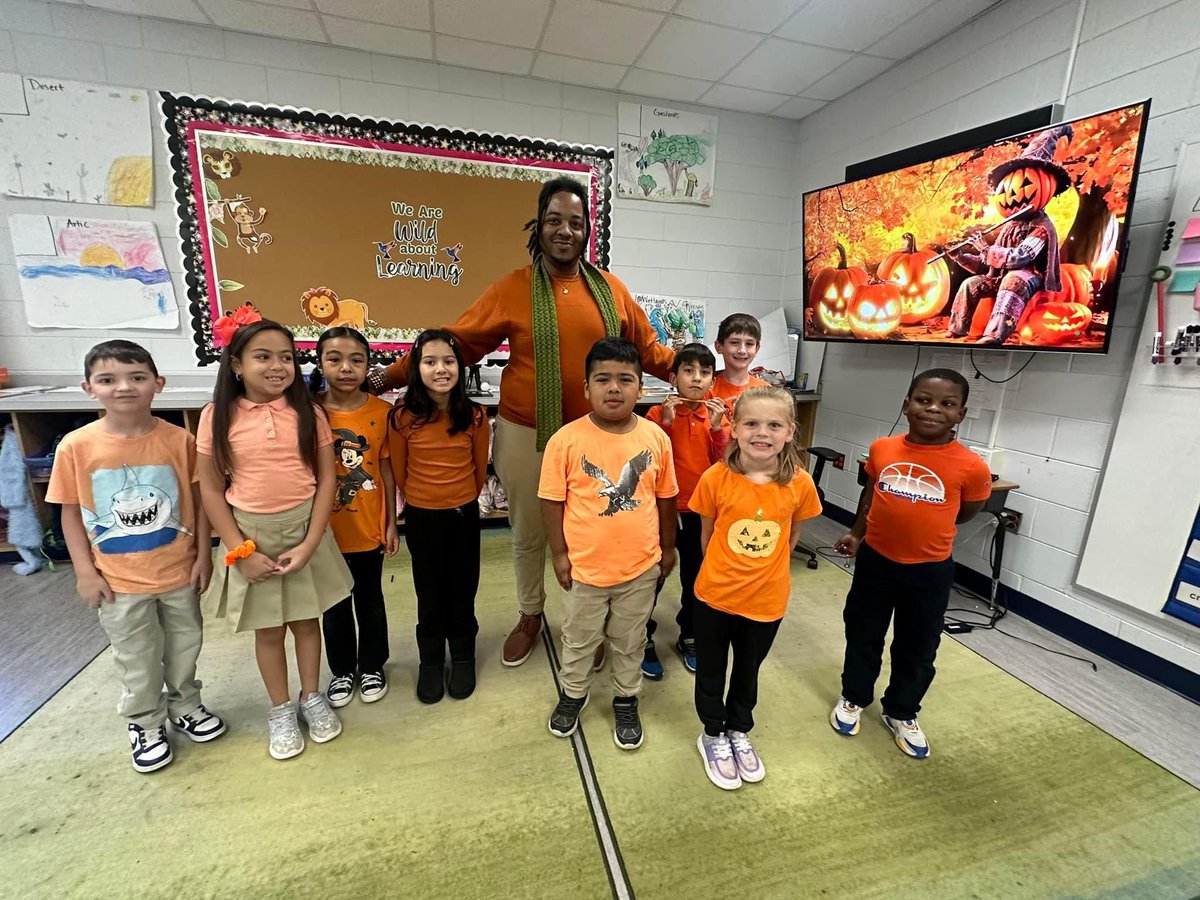 MrsSNicely's tweet photo. Celebrating #Unityday at @ShadyBrookElem today and everyday! #wearyourorange #bekind #nationalunityday #beshady #bulldogprideishardtohide https://t.co/AR9cIemjZ6