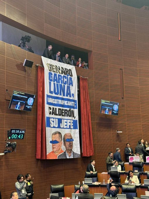 MORENA le dedica una manta al PAN en el Senado. 

Con las imágenes de sus ídolos/referentes, Genaro García Luna y <a href="/FelipeCalderon/">Felipe Calderón 🇲🇽🇺🇦</a>. 

Sólo faltó Ernesto Zedillo.