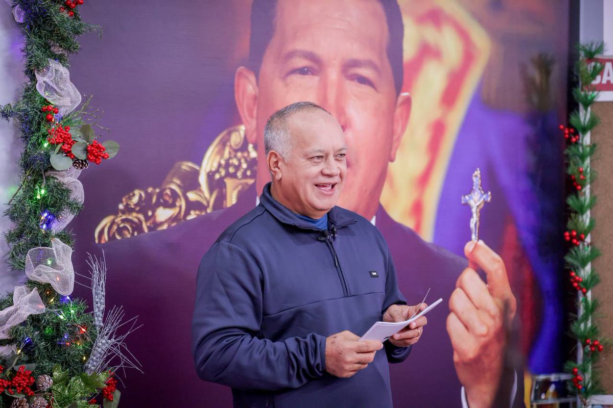 #EnVivo | <a href="/dcabellor/">Diosdado Cabello R</a>: El presidente anunció cambios en la FANB y le dio la tocoquera a un poco de gente porque Nicolás no les consultó, la Paraquita, dijo que a ella que es la que más sabe de la institución castrense no le consultaron, mientras otros por aquí y por allá