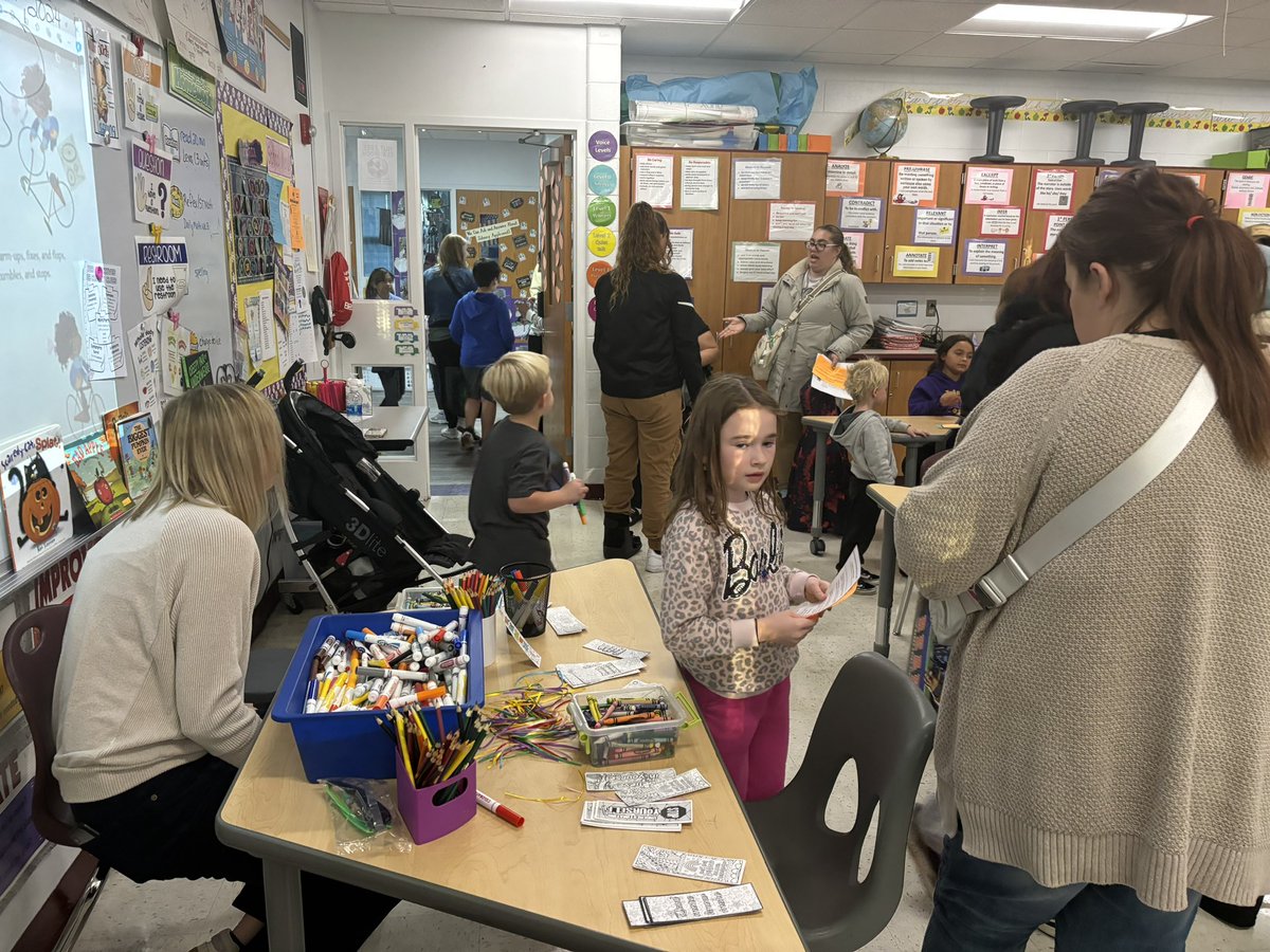 So much fun <a href="/EJTobin_School/">Tobin School</a> Family Reading Night! “Keep Moving Forward” is our theme for this year! Students and their families enjoyed the different reading activities and stations! @BurbankSD111 #burbank111