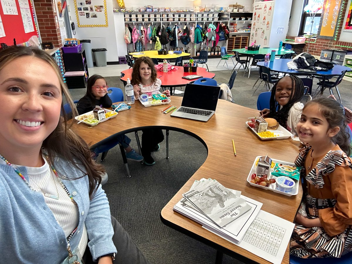 Lunch with these girls who finished their reading logs! 📚 <a href="/MBRoadrunners/">Meadowbrook NKC</a>