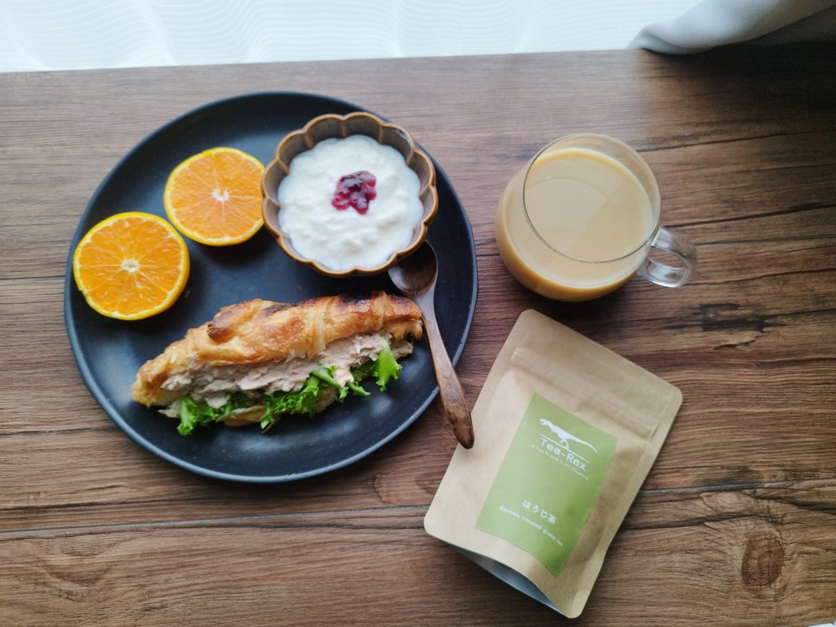 tearex_sayama's tweet photo. ツナサンドセット&ほうじ茶アーモンドミルクティー☀
アーモンドと濃いめに淹れたほうじ茶が香ばしい美味しさです。ほっこり。
今日は少し曇り空ですが、気分明るく頑張ろう✊
#朝ごはん
#茶好連
#木漏れ日のお茶会
#TeaRex
#ほうじ茶
#アーモンドミルクティー https://t.co/S3ngS2nKbK