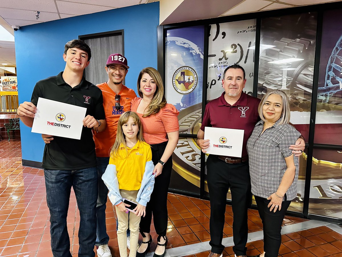 AmeliaGarcia__'s tweet photo. Congratulations to @evanmtz89 and @soliskinder who were recognized by the @YsletaISD Board of Trustees this evening for their amazing 2024 season and being named Coach and Player of the Year by the El Paso Baseball Hall of Fame ⚾️🏹 #ValleyBoys #BOWUP #ONETribe https://t.co/5iar0mH31z