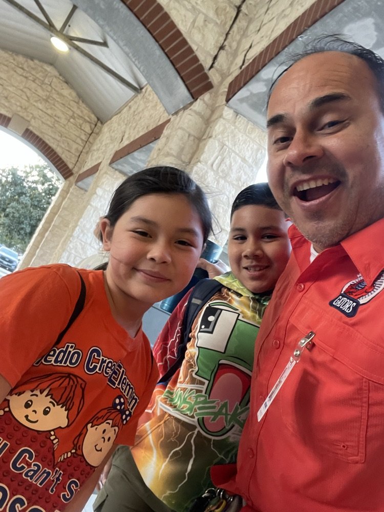 swisd_mce's tweet photo. Greeting our students at the door is the best way to start the morning! ☀️ No one models that better than Principal Sonnen. 

🧡💙🐊✨

#MCEGators | #MCEGoing4gold https://t.co/u97xbA0y88