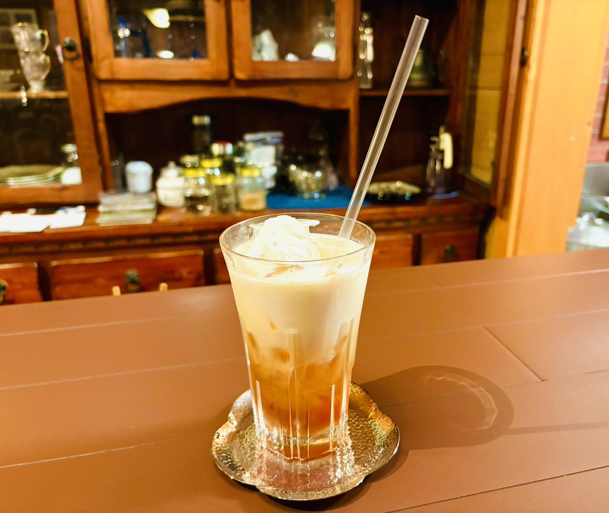 ohmulajamboyuki's tweet image. また飲んでしまった！

Robinpostのアイスロイヤルミルクティー！

やっぱり美味しすぎる！

華やかな茶葉の香りにクリームとミルクのまったりさ、でもしつこくない心地良い甘さ。

マスターこだわりの一杯です。

疲れた時に癒される優しい味が本当にGOOD！

#朝霞
#robinpost
#ミルクティー
#カフェ