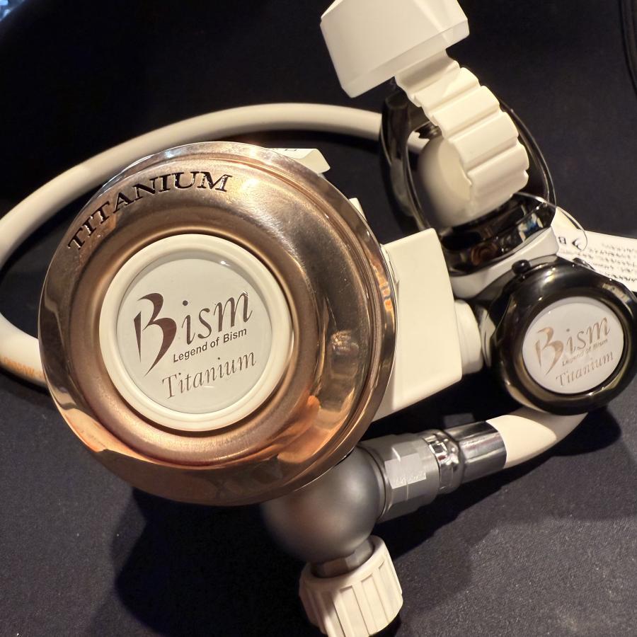 mic21_cs's tweet photo. Bismから25周年モデルの限定カラーレギュレータ登場❤
ピンクゴールドのレギュレータにホースは黒と白から選択可能♪
数量限定なので、欲しい方はお早めに~~❤
https://t.co/xwyMMe8fth
https://t.co/gtq93WpmdZ
#mic21 #ダイビング #Bism #25周年記念 #レギュレータ #新製品 #チタン #早い者勝ち https://t.co/EMfvXiabIa