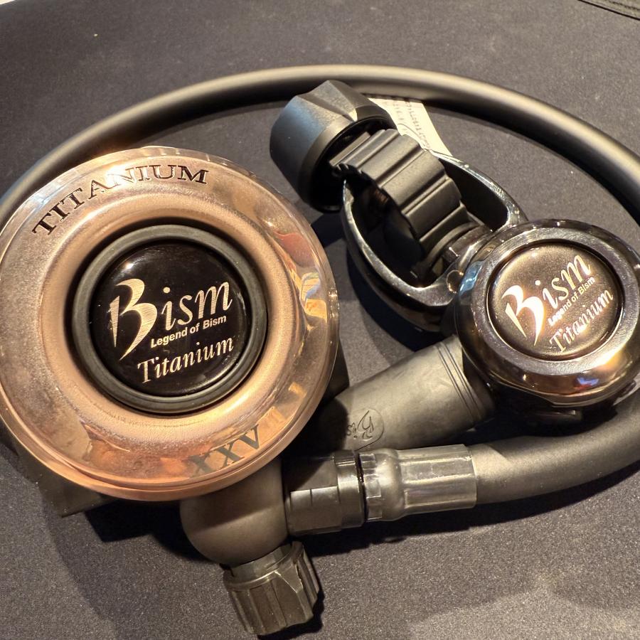 mic21_cs's tweet photo. Bismから25周年モデルの限定カラーレギュレータ登場❤
ピンクゴールドのレギュレータにホースは黒と白から選択可能♪
数量限定なので、欲しい方はお早めに~~❤
https://t.co/xwyMMe8fth
https://t.co/gtq93WpmdZ
#mic21 #ダイビング #Bism #25周年記念 #レギュレータ #新製品 #チタン #早い者勝ち https://t.co/EMfvXiabIa
