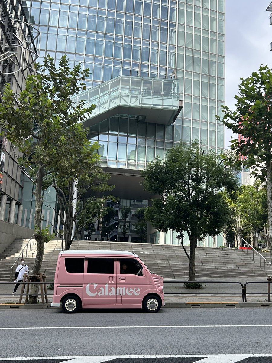 Calameeofficial's tweet photo. Calameeワゴンが明治大学付近に登場！

ミニジェルサンプルを配布中です♪
先着でクリアファイルのプレゼントも！
※なくなり次第終了となります

#Calamee   #カラミー　#ロート製薬 https://t.co/jjY9w3Mz8u