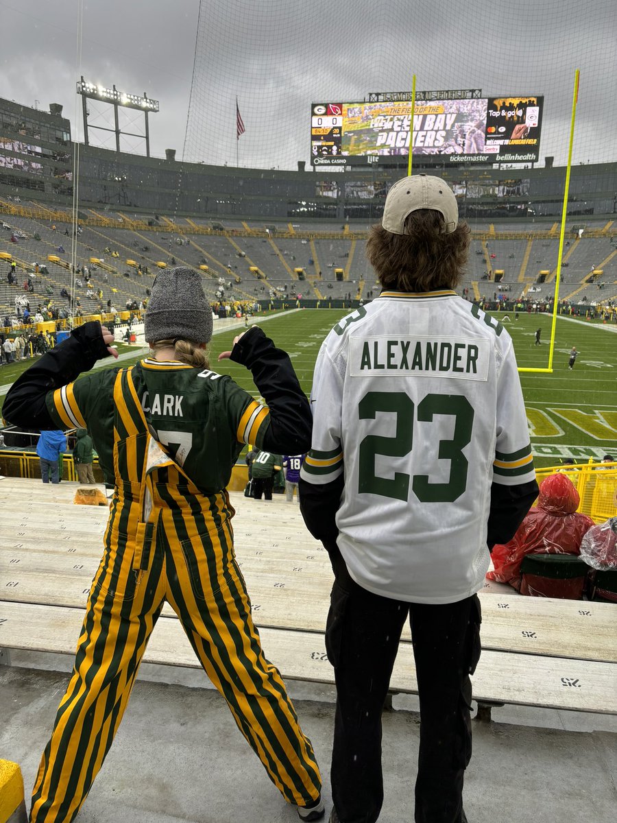 Finally! Was just about to rent a family when they cleared their schedules for Red Barn Corn Maze, pumpkins and the Packers game. Think I’ll keep them 🥰