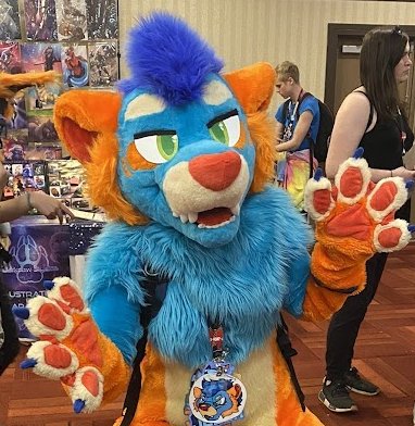 JezzaBat's tweet image. Green eyed suits :D