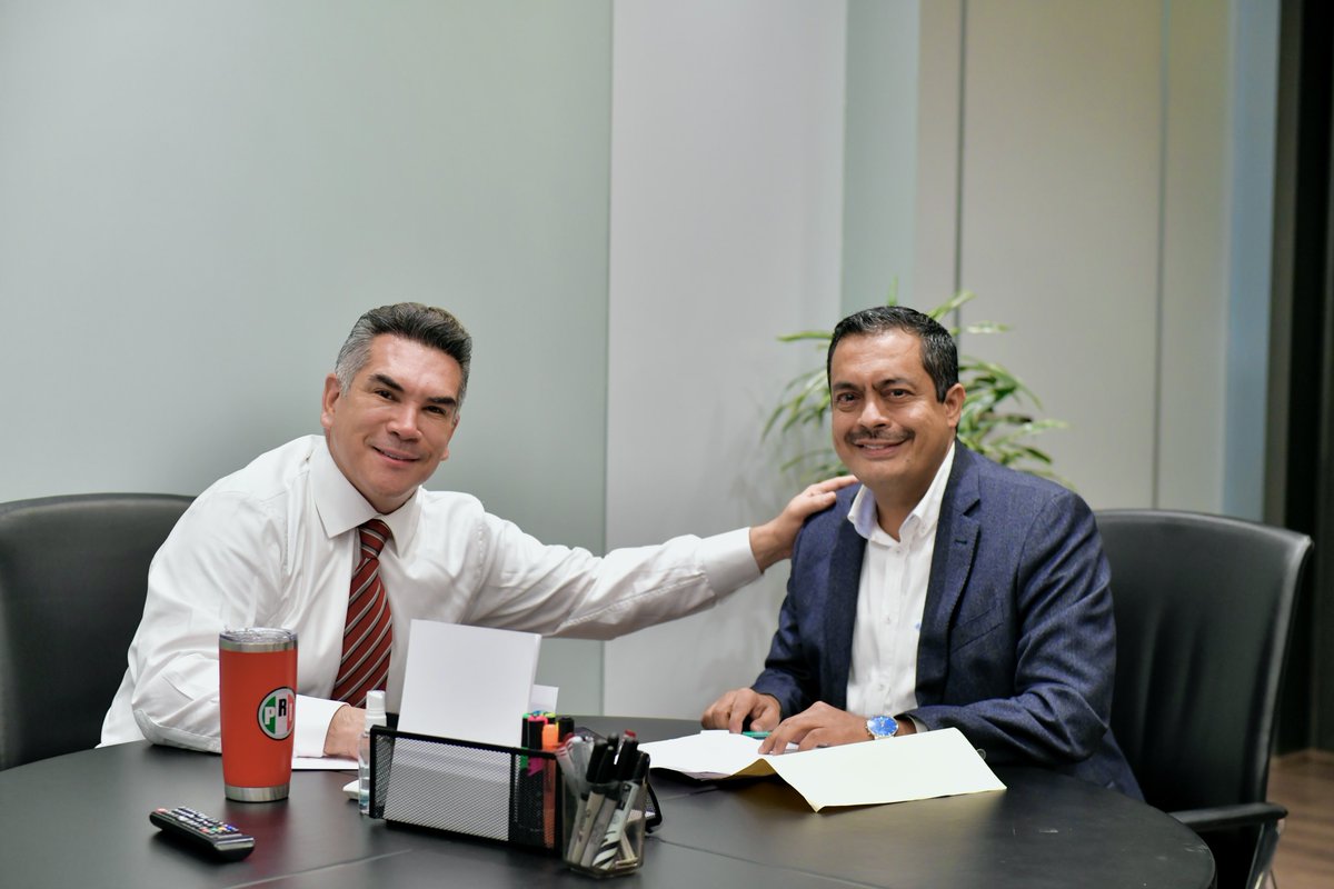alitomorenoc's tweet photo. Me reuní con @kikerojas007, Presidente del @CDE_PRIColima, platicamos sobre el trabajo que se está haciendo para fortalecer al priismo en su entidad y la importancia avanzar juntos en la defensa de México y Colima. ¡Unidos y en equipo somos más fuertes! https://t.co/WUDG9lHBMs