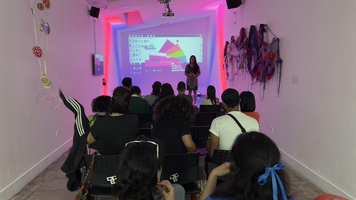 CCETegucigalpa's tweet photo. 🍿El CCET presentó esta noche el documental "Translatina" en el marco del Ciclo de Cine #Transcinema, como parte de la 5ta edición de #ArmariosAbiertos.

La proyección exploró la realidad de las mujeres transgénero en América Latina, mostrando los retos que enfrentan en áreas como la salud y la justicia. 

🏳️‍🌈A través de testimonios de activistas y autoridades, el documental ofreció una mirada profunda sobre las dificultades de inclusión y derechos que afectan a esta comunidad, generando un espacio de reflexión y sensibilización para el público asistente.