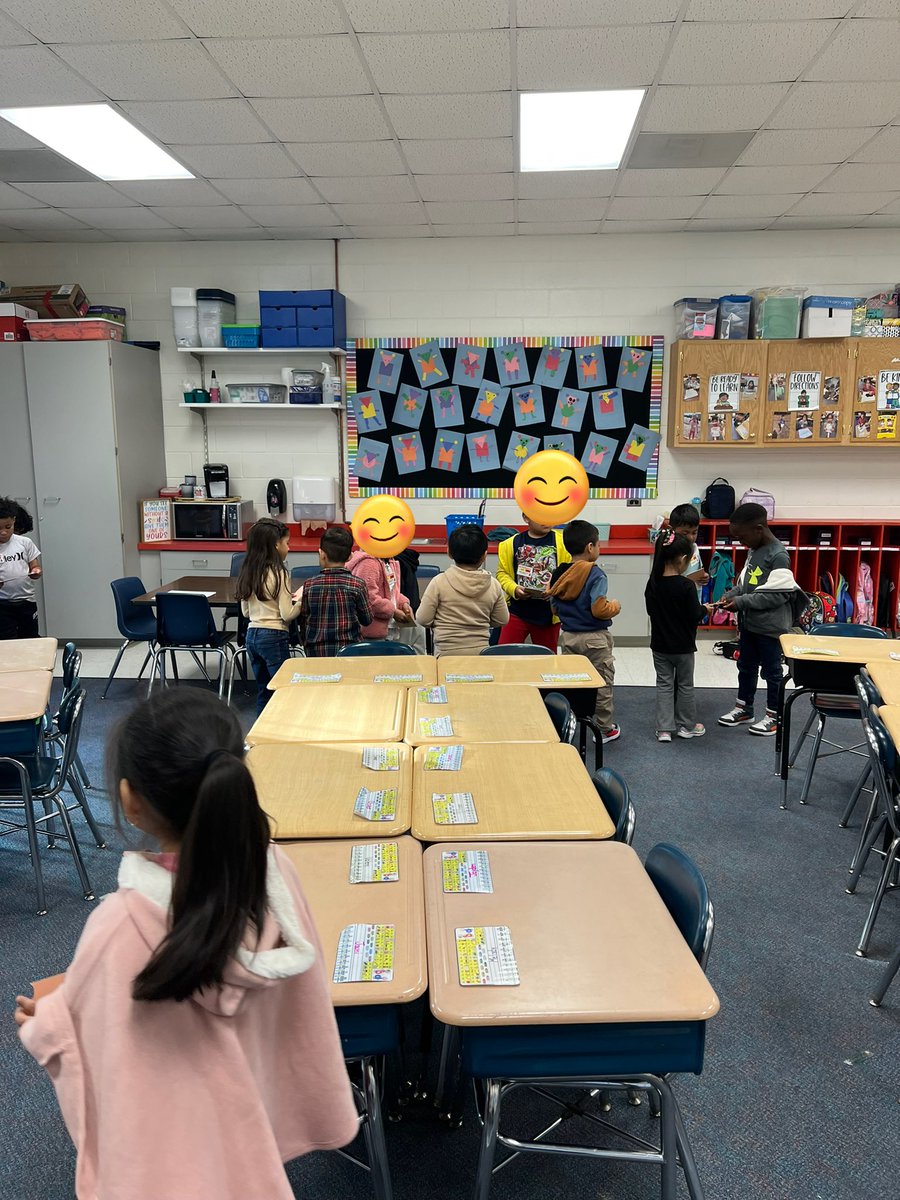 VictoriaPavon98's tweet photo. Students were so excited to use the puzzle pieces from FUNdations! #SCEBulldogs https://t.co/sENpIzaiYP