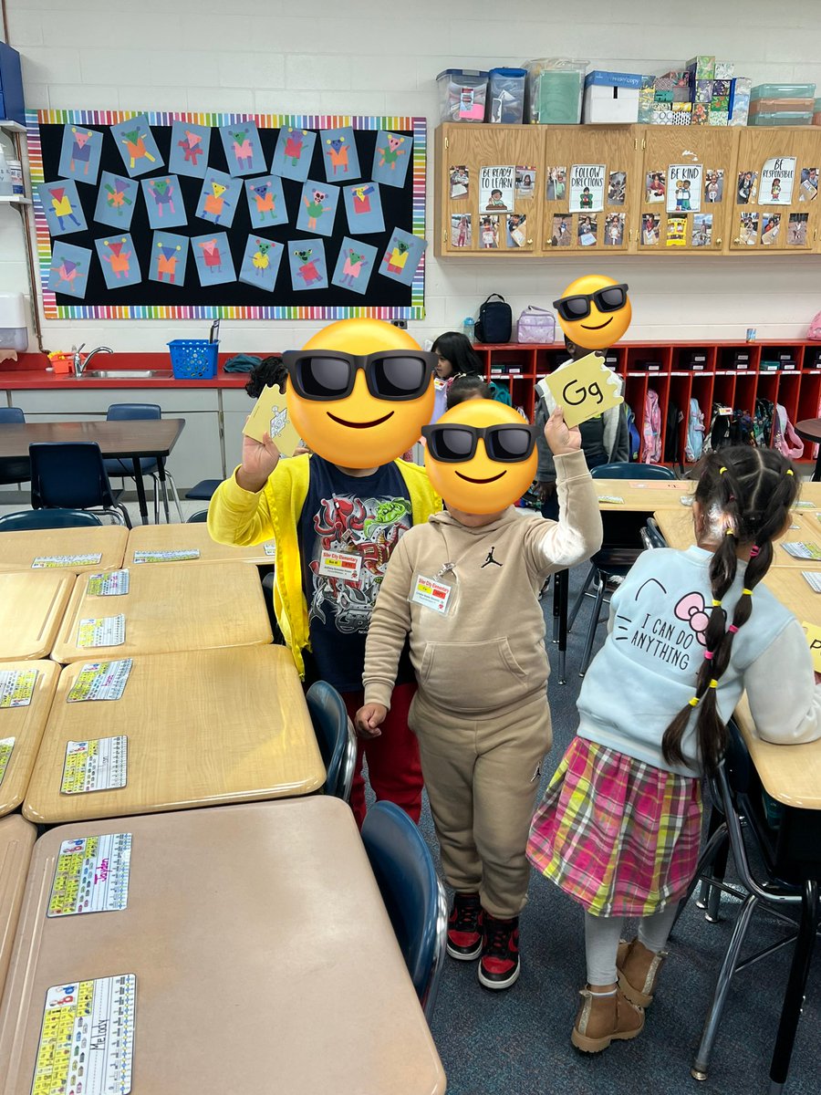 VictoriaPavon98's tweet photo. Students were so excited to use the puzzle pieces from FUNdations! #SCEBulldogs https://t.co/sENpIzaiYP