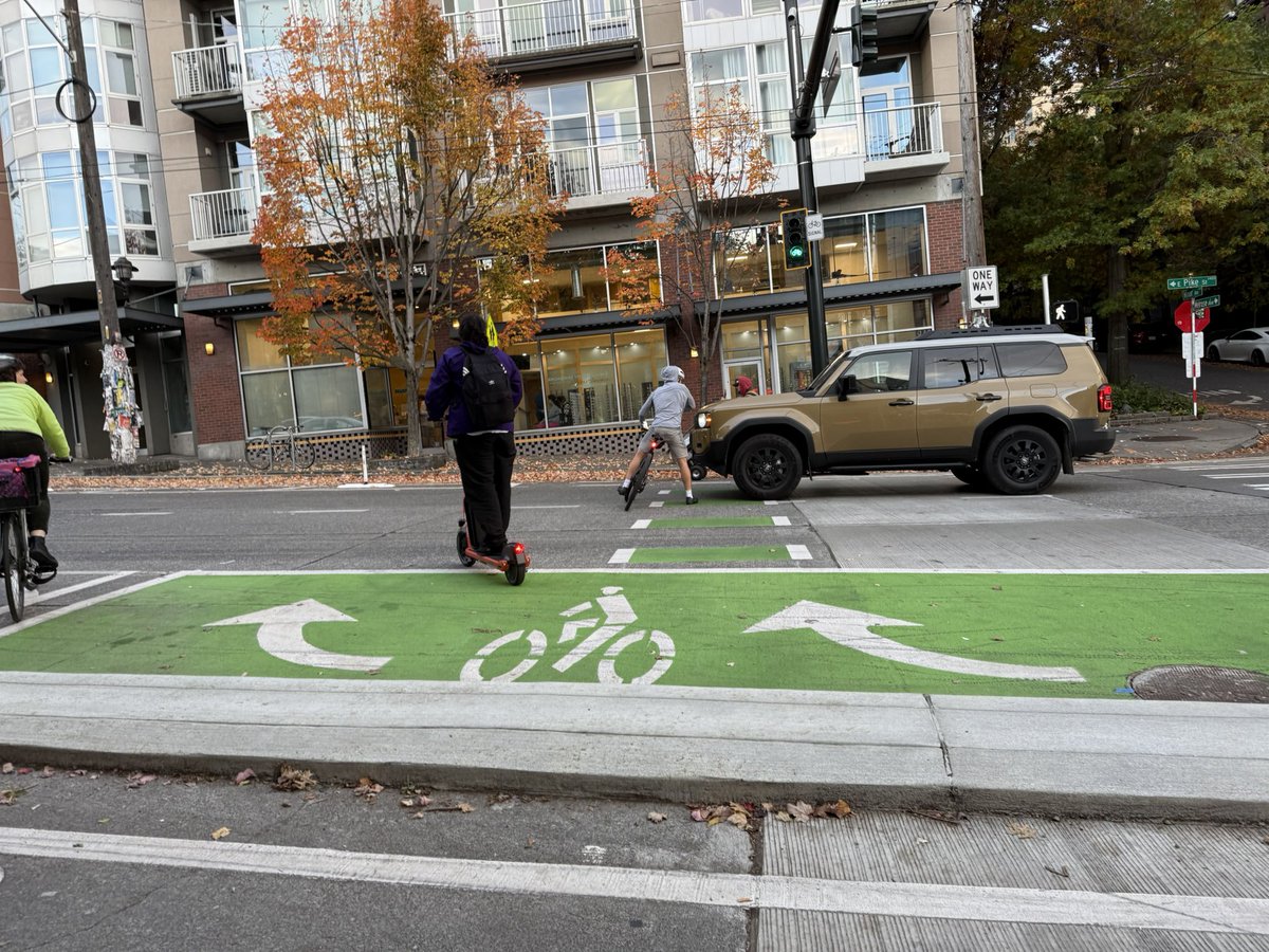streetcrafting's tweet photo. @WaterfrontSEA @seattledot @WaterfrontSEA @seattledot how many more “close calls” do we need to tolerate at Pike &amp; Melrose? 

Are you waiting for blood?

Are you listening? 

CC @Spottnik @CMJoyHollings 

#WhatsTheVisionHereSDOT #VisionZero https://t.co/2vk5dUAj08