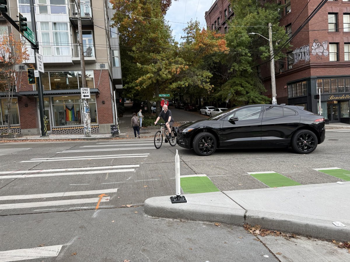 streetcrafting's tweet photo. @WaterfrontSEA @seattledot @WaterfrontSEA @seattledot how many more “close calls” do we need to tolerate at Pike &amp; Melrose? 

Are you waiting for blood?

Are you listening? 

CC @Spottnik @CMJoyHollings 

#WhatsTheVisionHereSDOT #VisionZero https://t.co/2vk5dUAj08