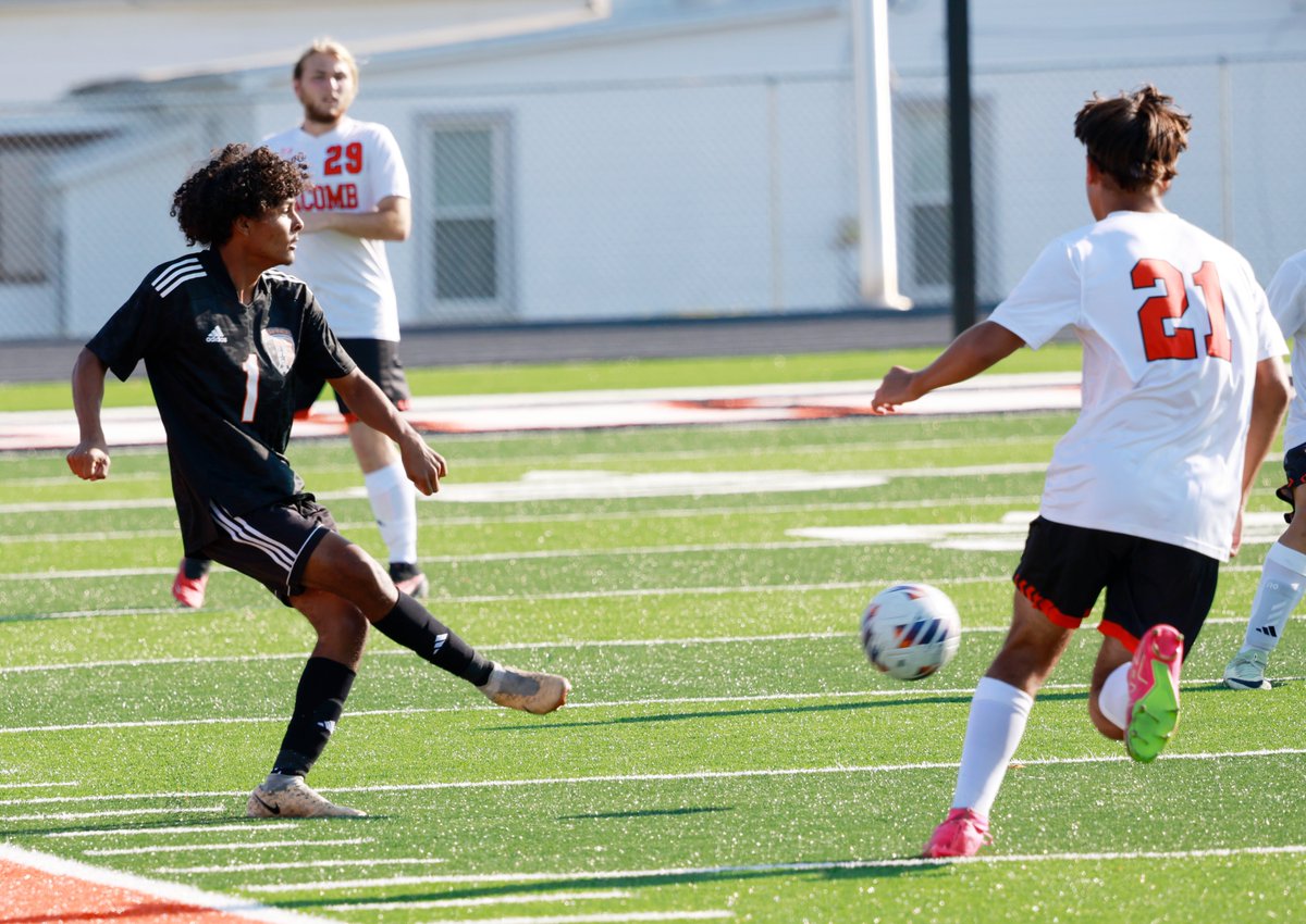 CoachAtwell's tweet photo. Boiler Fans...the Varsity Soccer Team was in IHSA Quarter Final Regional Action tonight at IVC. The Boilers get a late goal in the 2nd half by Tyson Currie to win 1-0 over the Grey Ghosts. Go Boilers. Boilers will take on Alleman Fri Oct 18 at Alleman in IHSA Regional Semi-Finals https://t.co/Qj73DiKXWP