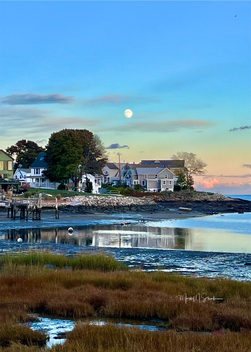 Harvest Moon as seen from Juniper Cove
#salemmassachussetts #salemwillows #harvestmoon #fullmoon #riseandshineon7  #moonphotography