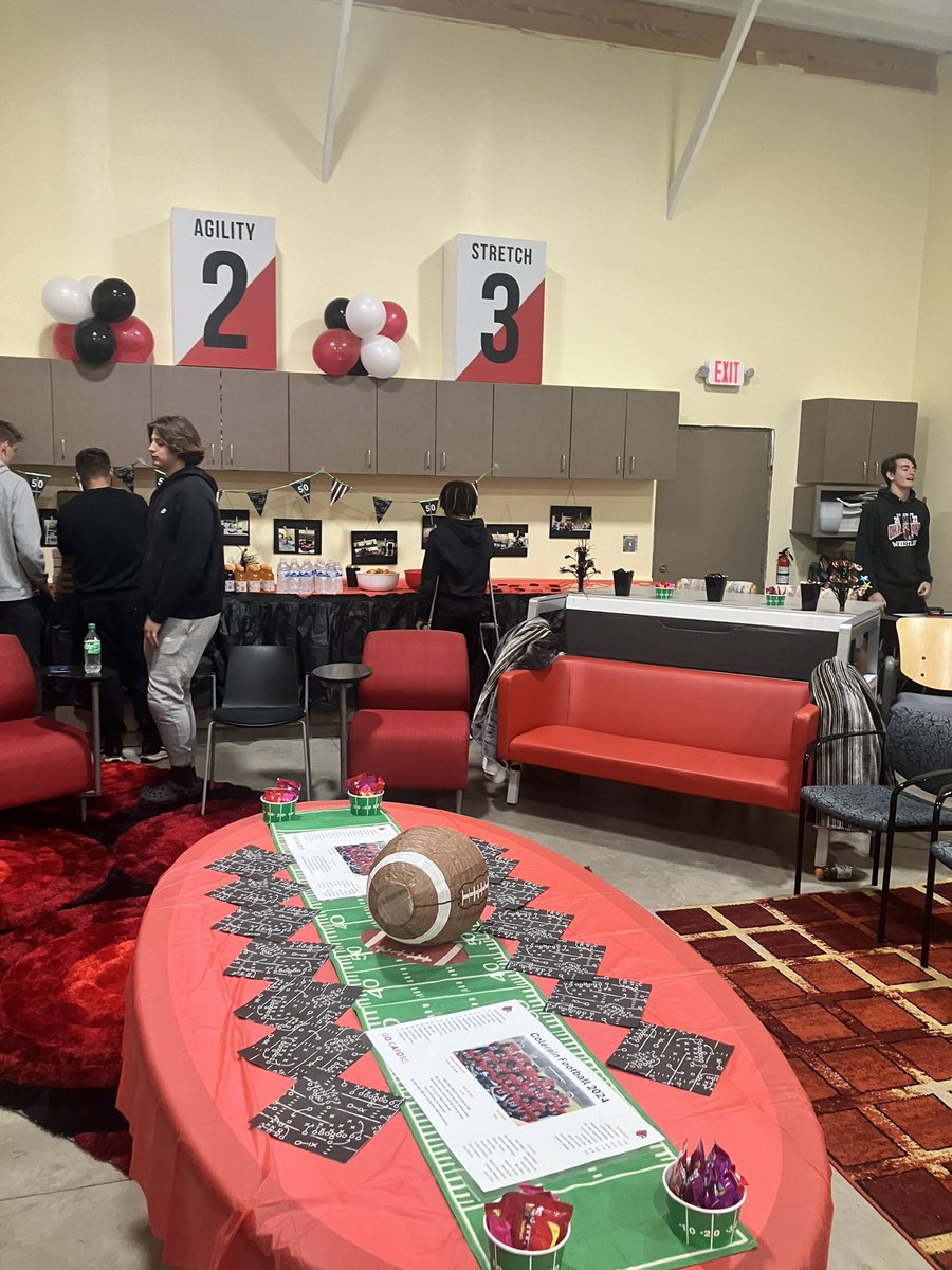 c_huber5's tweet image. One of my favorite events, Senior Banquet! Thanks to Side by Side for having us!! #Plus2 #WeArColerain