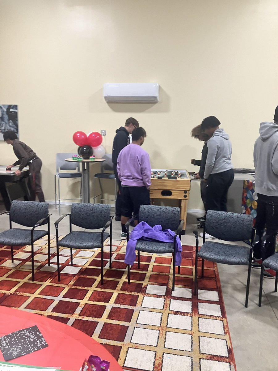 c_huber5's tweet image. One of my favorite events, Senior Banquet! Thanks to Side by Side for having us!! #Plus2 #WeArColerain