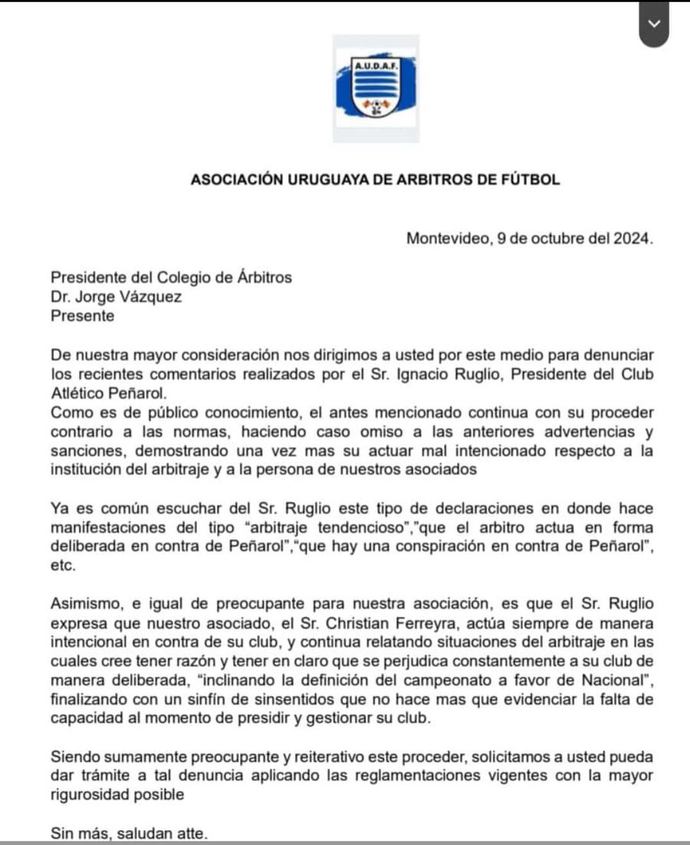 Futbol_APV's tweet photo. 🚨 UN PAPELÓN
#AUDAF denuncia al Presidente de Peñarol Ignacio Ruglio, por los dichos y críticas a los árbitros.
Lo INSÓLITO es que sobre el final del comunicado, AUDAF critica y pone en tela de juicio la CAPACIDAD del presidente Aurinegro para gestionar a @OficialCAP.
“No hace más que evidenciar la falta de capacidad al momento de presidir y gestionar su club”.
POCO SERIO.