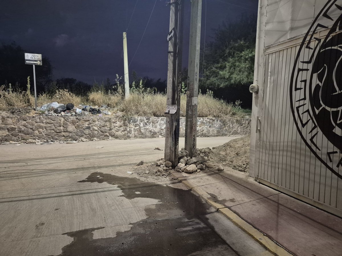 EvelinCre's tweet photo. Oye @Sapalleon para cuándo recogen el terregal que dejaste en la calle juana de Arco colonia maría dolores. Se hace un terregal y la coladera ya esta tapada.
@milenio_leon @periodicoam @_enlinea @ZonaFrancaMX @heraldoleon @municipio_leon @LeonSaludable @DGOP_Leon 2 semanas así https://t.co/ITjaFhaH59