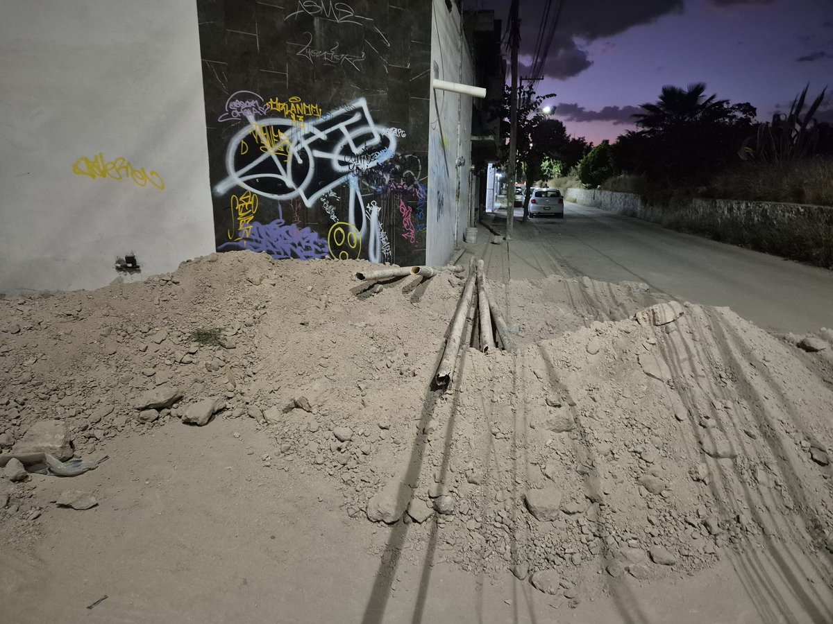 EvelinCre's tweet photo. Oye @Sapalleon para cuándo recogen el terregal que dejaste en la calle juana de Arco colonia maría dolores. Se hace un terregal y la coladera ya esta tapada.
@milenio_leon @periodicoam @_enlinea @ZonaFrancaMX @heraldoleon @municipio_leon @LeonSaludable @DGOP_Leon 2 semanas así https://t.co/ITjaFhaH59