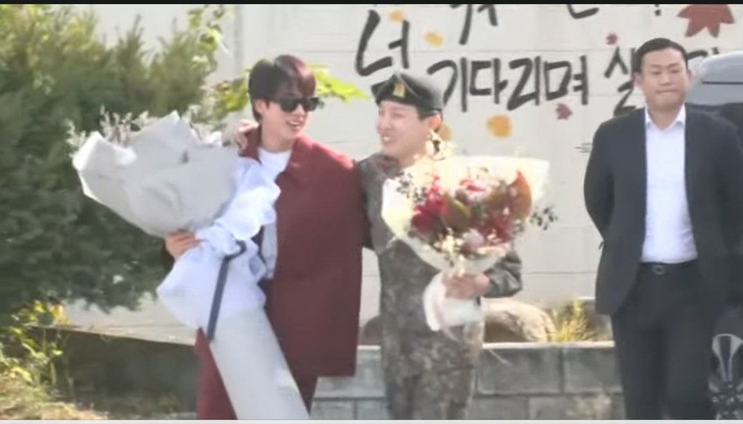 Young_foreverV's tweet photo. Salió el sol, SALIÓ EL SOL y se encontró con LA LUNA

JUNG HOSEOK IS BACK
J-HOPE IS COMING
WE LOVE YOU J-HOPE 
WELCOME BACK J-HOPE
WE ARE SO PROUD OF J-HOPE #WelcomeHomeJHope #HOBI_HOMECOMING https://t.co/4QzSEKLzbI