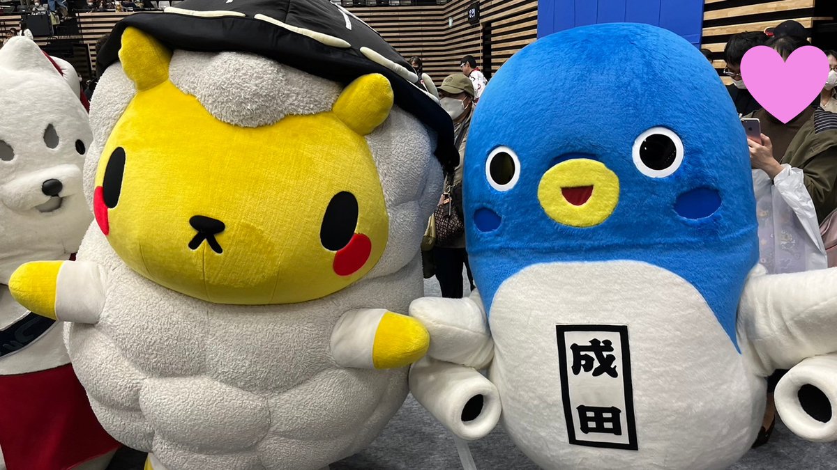 unarikun_narita's tweet image. みんなおはよ～。今日は #いい肉の日 だよ。あっ！なんだかいい匂い…。お肉のにおい…お肉…。
みーつけた！じゅるり。うな。
#ジンギスカンのジンくん