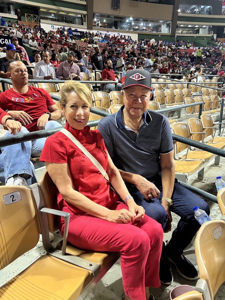 Un auspicioso inicio de temporada. Con un Albert Pujols(con su Nicole sentada en palco cerca del dugout) imponiendo respeto con su presencia. Con novedades como el uso de IA en todos los estadios para determinar jugadas y Juan Marichal,(1937, Montecristi) sin escolta y accesible.