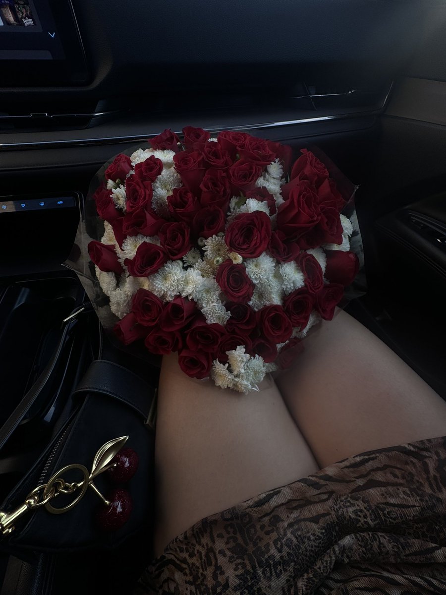 iKimCast's tweet photo. Que vivan los hombres románticos, detallistas, caballerosos, que resuelven. 
Y los que no son así, que se alejen de mí, por favorcito… ✨ https://t.co/uKTEOldhlW