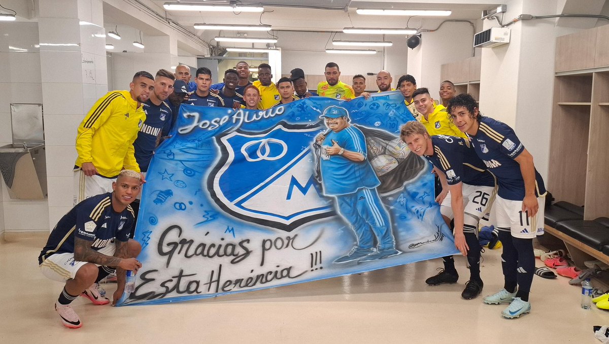 MillosFCoficial's tweet photo. Minuto de silencio en homenaje a don Alirio Ramírez. ¡Por siempre en nuestro corazones don Ali! 💙🪽✨ https://t.co/4YKt1B7Mjy
