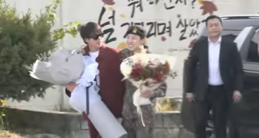 Jin recibiendo a j-hope

Imágenes de transmisión de medios internacionales*

WELCOME BACK J-HOPE
WE ARE SO PROUD OF J-HOPE
CONGRATULATIONS J-HOPE
#OurPieceofPeaceIsHere