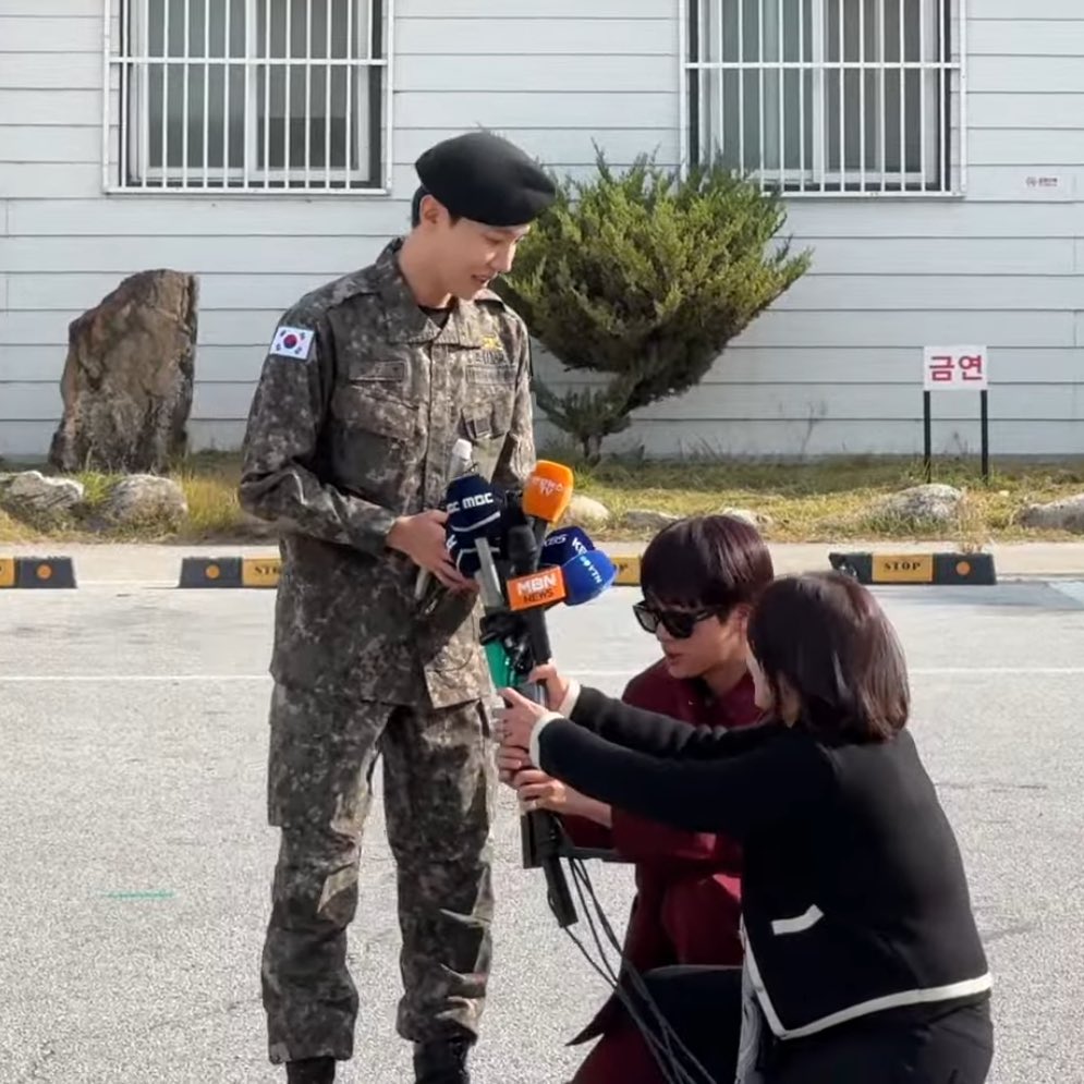 Hoseokie1306's tweet photo. JIN SOSTENIENDO LOS MICRÓFONOS PARA QUE J-HOPE DE SU DISCURSO!!😭💗

HOPE RIGHT HERE
JUNG HOSEOK IS BACK
WELCOME BACK J-HOPE
WE ARE SO PROUD OF J-HOPE
CONGRATULATIONS J-HOPE
@BTS_twt #방탄소년단 #BTS #BTSARMY #BTSJHOPE #JHOPE #HOSEOK #HOBI #JungHoseok #OurPieceOfPeaceIsHere https://t.co/QSsGjv9HA4