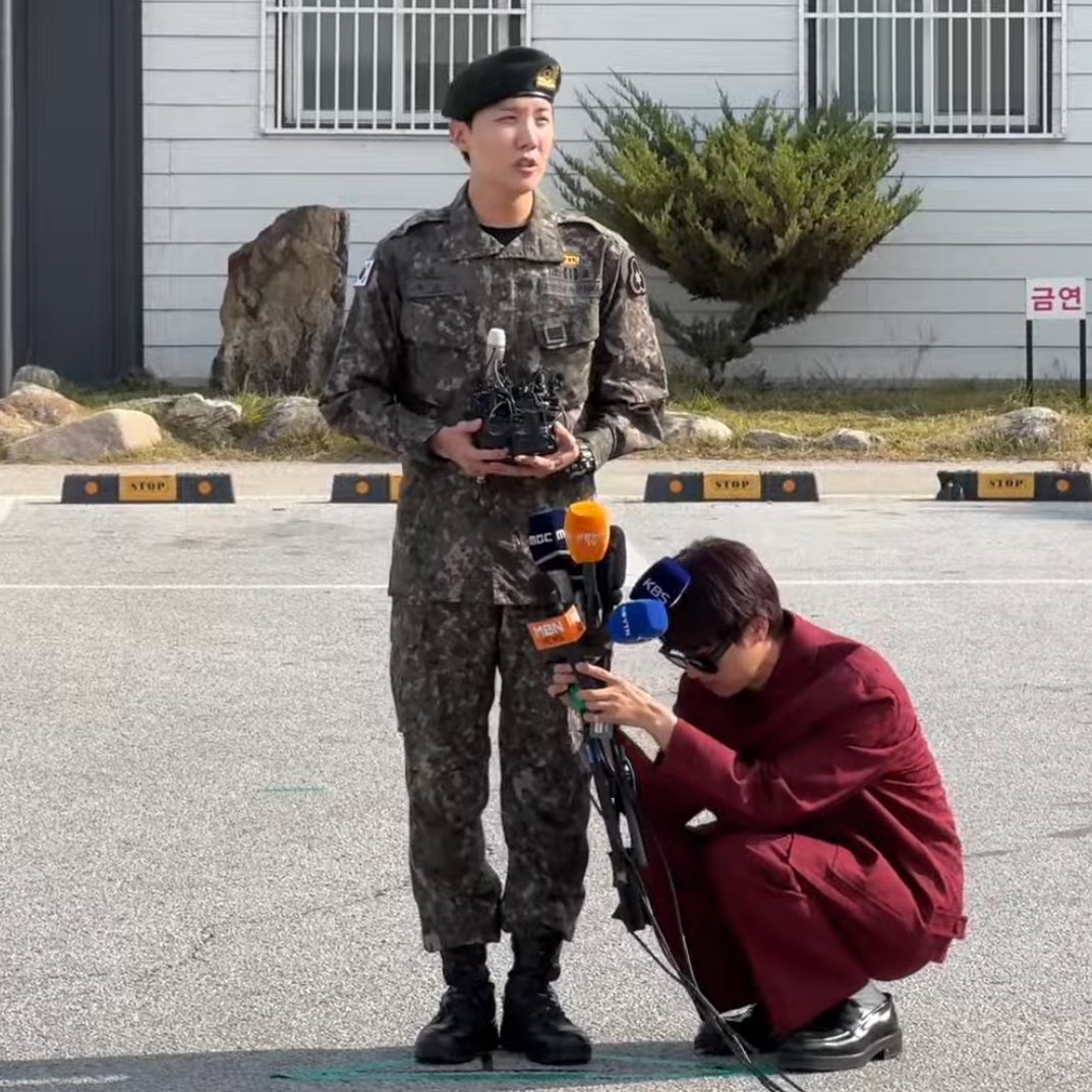Hoseokie1306's tweet photo. JIN SOSTENIENDO LOS MICRÓFONOS PARA QUE J-HOPE DE SU DISCURSO!!😭💗

HOPE RIGHT HERE
JUNG HOSEOK IS BACK
WELCOME BACK J-HOPE
WE ARE SO PROUD OF J-HOPE
CONGRATULATIONS J-HOPE
@BTS_twt #방탄소년단 #BTS #BTSARMY #BTSJHOPE #JHOPE #HOSEOK #HOBI #JungHoseok #OurPieceOfPeaceIsHere https://t.co/QSsGjv9HA4