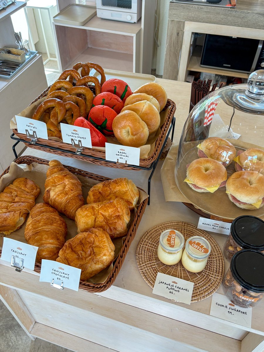 viewwrs's tweet photo. 🥖🍅🍋ใครชอบกินขนมปังและมีแพลนไปเที่ยวเชียงใหม่ ต้องมาลองคาเฟ่สวยๆขนมอร่อย Coffice ร้านใหญ่มุมถ่ายรูปเพียบ ขนมปังด้านในมีให้เลือกเยอะ แนะนำเมนู signature เบเกิ้ลมะเขือเทศชิ้นใหญ่ so cute ชิโอะปัง หนมปังเกลือก็มีขายนะ นุ่มหนึบหนับ ฉ่ำเนยอร่อยมากก แวะมาเที่ยว อุดหนุนกันจ้าา🍞🥨 #รีวิวคาเฟ่ #คาเฟ่เชียงใหม่