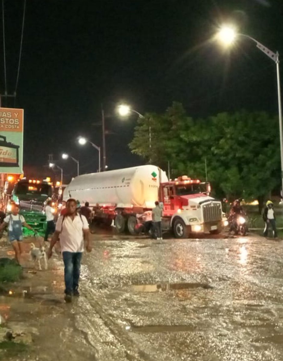 edelberto5's tweet photo. Mula por poco se voltea en la circinvalar, que peligro ..no se que esperan , que ocurra una tragedia para reaccionar @AtlanticoEmi @BLUCaribe @zonacero @jorgecura1070 @ctvbarranquilla @Denunciasbarra2 @InviasOficial https://t.co/SHsznjl0HS