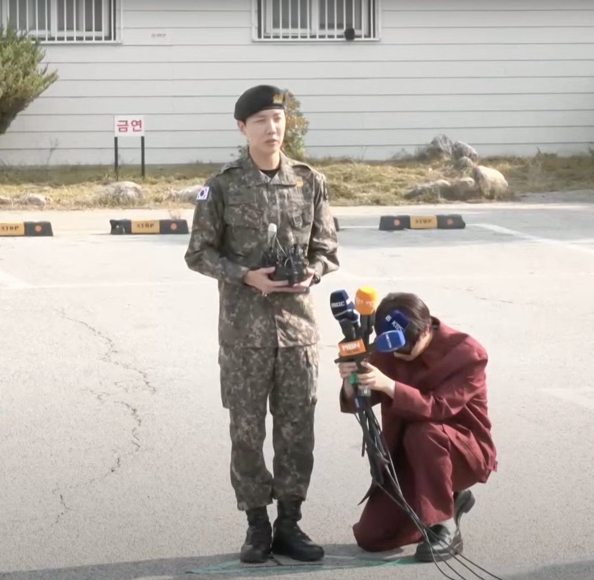ryuminating's tweet photo. 🐿️ I have to say a word of thanks. Firstly, thank you so much. I was discharged from the military in good health. Thank you really.
🐿️ I want to thank all the reporters who came this long way.
🐿️ And I was able to finish the service well and in good health thank to the fans. + https://t.co/AW9vwPcoeu