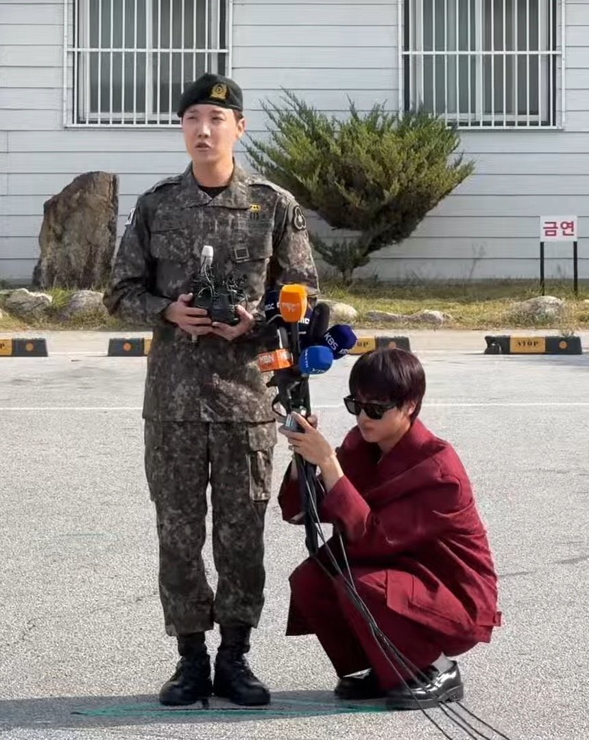 Dh_thv_'s tweet photo. TE EXTRAÑE TANTOO HOBI 😭🥹🫂
J-HOPE IS COMING 
JUNG HOSEOK IS BACK 
WELCOME BACK J-HOPE  
#OurPieceOfPeacelsHere 
#HOBI_HOMECOMING https://t.co/SbDulyzYoC