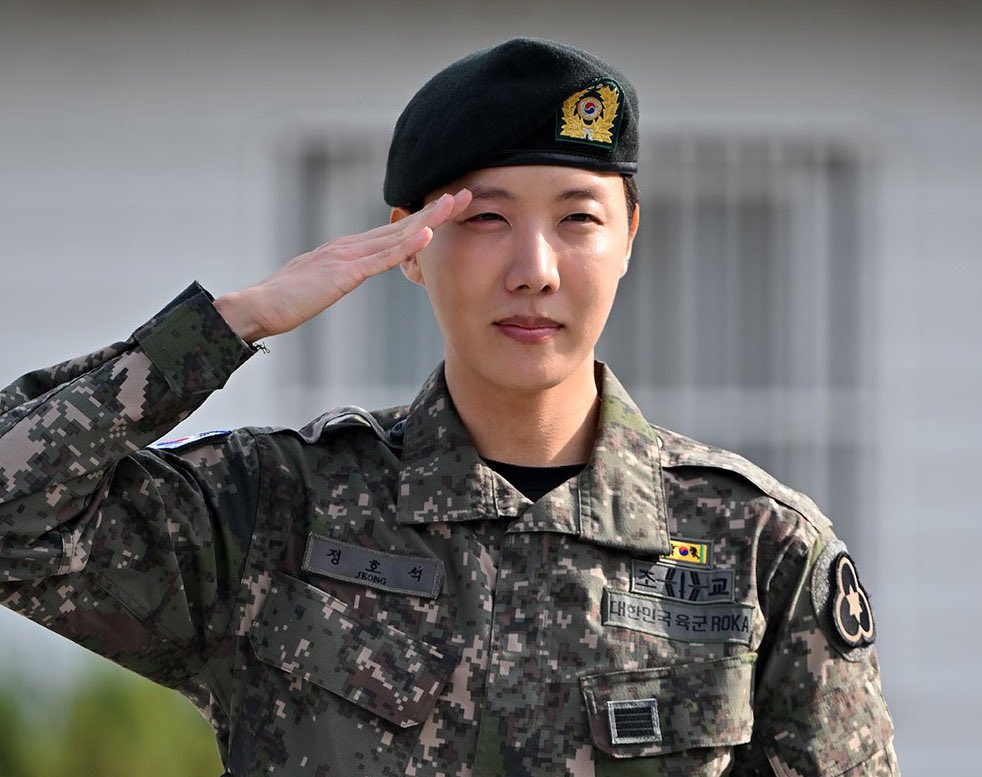 ARMYTEAMID's tweet photo. [💜]

HOPE RIGHT HERE
HOPE ON THE STREET 
JUNG HOSEOK IS BACK
WELCOME BACK J-HOPE
WE ARE SO PROUD OF J-HOPE 
CONGRATULATIONS J-HOPE
#OurPieceOfPeaceIsHere
#To_Be_Continued_218 https://t.co/ljVKZhzFJQ