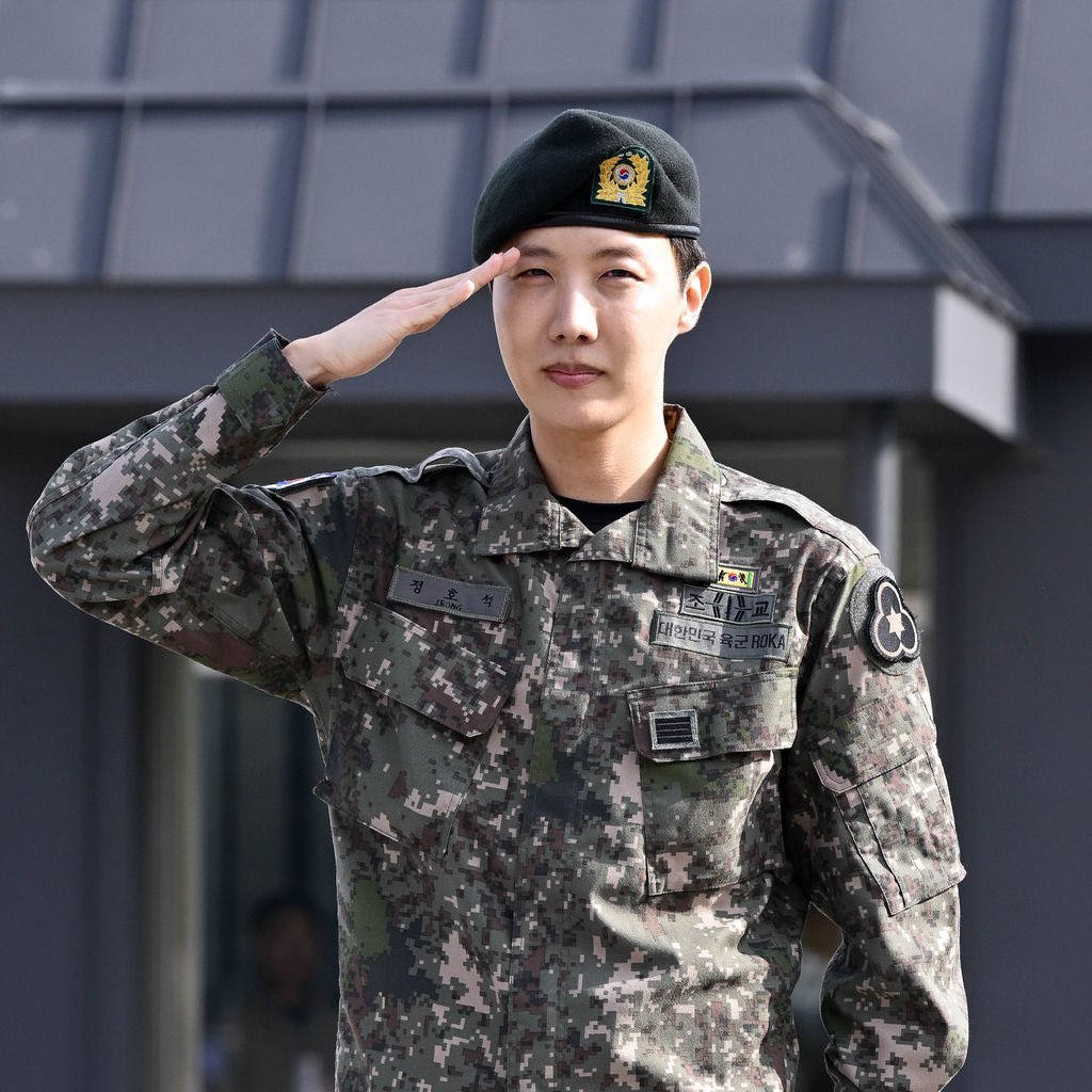 ARMYTEAMID's tweet photo. [💜]

HOPE RIGHT HERE
HOPE ON THE STREET 
JUNG HOSEOK IS BACK
WELCOME BACK J-HOPE
WE ARE SO PROUD OF J-HOPE 
CONGRATULATIONS J-HOPE
#OurPieceOfPeaceIsHere
#To_Be_Continued_218 https://t.co/ljVKZhzFJQ