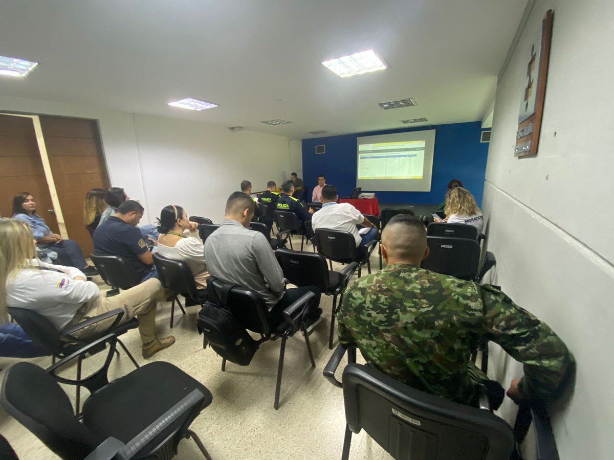 JulianAndresGV's tweet photo. En @FiscaliaCol se reunieron  @PoliciaMedellin #CuartaBrigada @MigracionCol y equipo en territorio de @seguridadmed preparando los Consejo de Seguridad y Convivencia Territorial @seguridadmed de las Comunas Buenos Aires y Doce de Octubre en la Sala Situacional de Contexto No.28🤝 https://t.co/mUi8HjEOMX