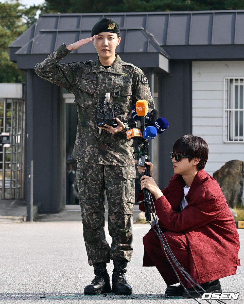 JMLOVEMODE's tweet photo. 241017  #JHOPE  제대 기사 사진  (1) https://t.co/DnhFuVrMsB